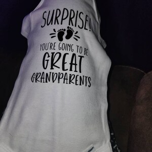 Abuelitos Hagan Campo Para Uno Más Baby Onesie, traje español de anuncio de embarazo