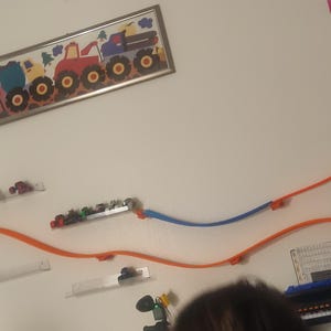 Lot de 8 supports muraux à voie unique pour Hot Wheels, voitures et camions à l'échelle 1/64, support mural en plastique compatible avec les systèmes de rails Hot Wheels (orange