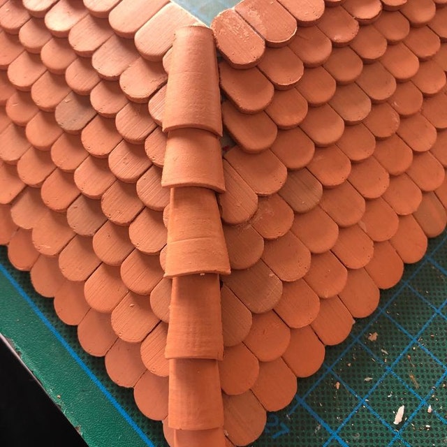 Miniature Tiles. Red Arabic Curve Tile 25 mm. (200u Miniature Tiles. Red Arabic Curve Tile 25 mm. (200u