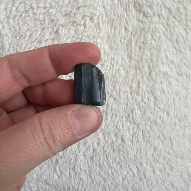 カイヤナイトタンブル 1個 - 喉のチャクラ - No. 320 - Etsy 日本