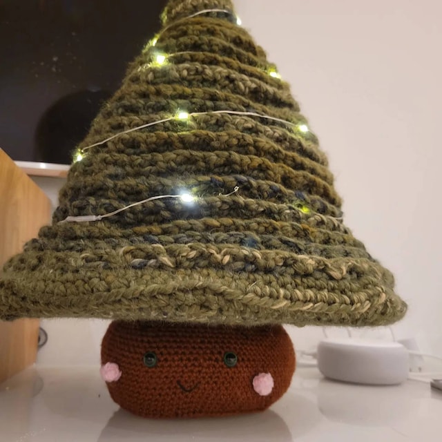 mommy bytes: Lighted Crochet Christmas Tree