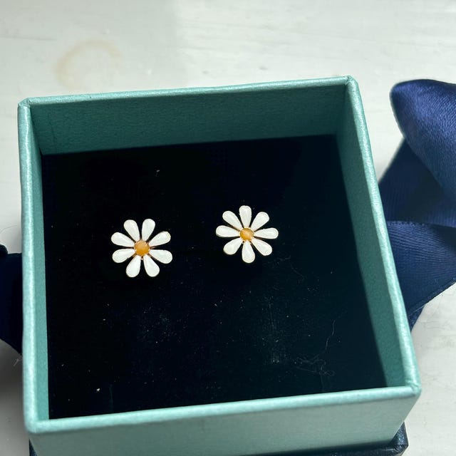 ★daisy★♡14kgf 14K Solid Gold Daisy Flower Earrings, Dainty White Daisy