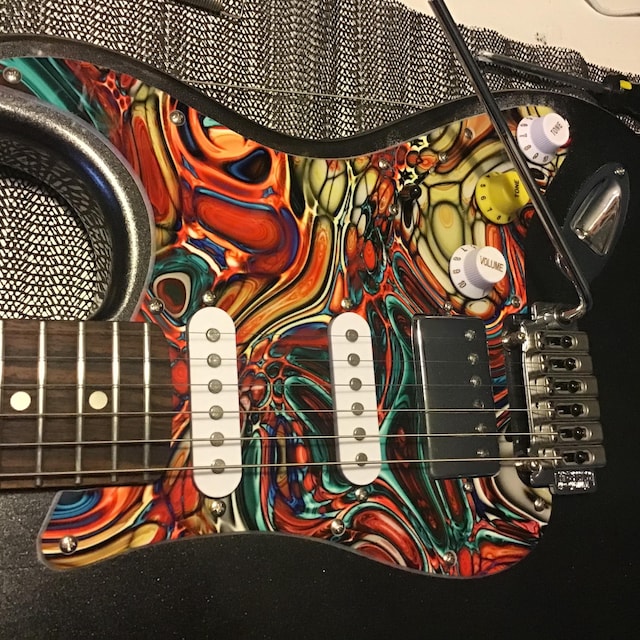 Battipenna Per Chitarra Fender Strat USA – Personalizzato, 11 Viti, Colore Pergamena, PVC