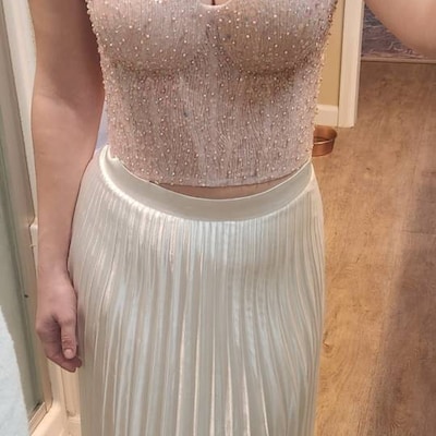 Minimalist Off-Shoulder Satin Wedding Gown with Detachable Sleeves and Elegant Train