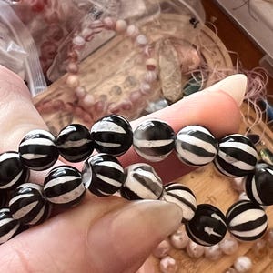 天然チベット産天然石ビーズ。直径6mmの丸玉。ゴージャスな黒白瑪瑙の