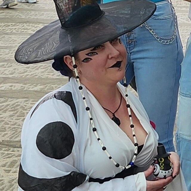 ハロウィンにぴったりの魔女の目タトゥー。体や顔に貼れる、あなたの目
