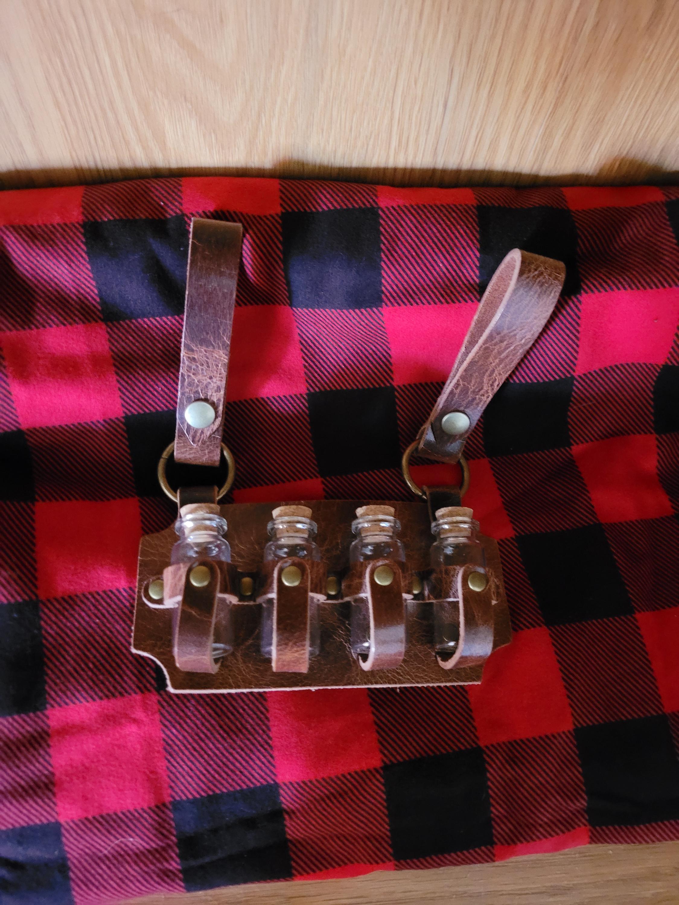 Vierfach-Fläschchenholster aus Leder