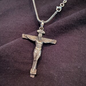 Cadeau voor Mannen Gegraveerde Jezus Religieuze Charme Sieraden Kettingen Hangers 3D Jezus Reliëf Kruis Verlosser Hanger Zilveren Man Ketting Handgemaakte zilveren Jezus Crucifix ketting 