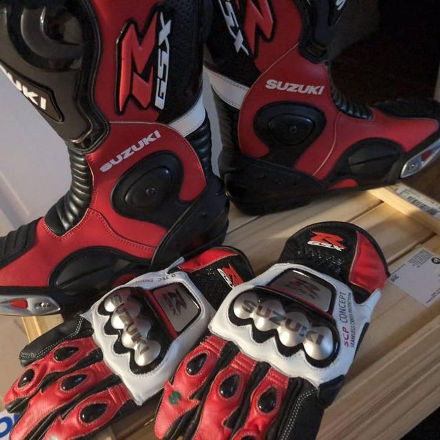 手作りのスズキGSXレーシングバイクブーツ、赤黒レザーレーシング
