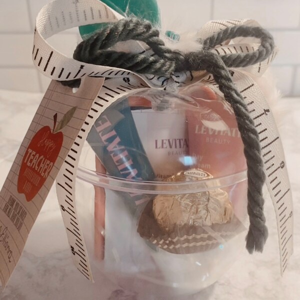 What's in Your Purse Baby Shower Game, Simple Black and White Boy Girl