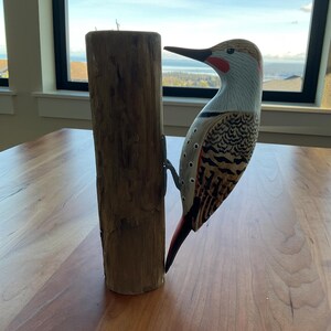 手彫りの木製キツツキ（キツツキの一種） – 高さ9.5インチ | 鳥の彫刻