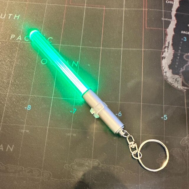 スターウォーズファンのためのライトセーバーLEDキーチェーン：赤、緑