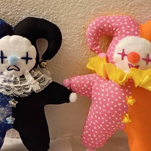 キッチュなパステルカラーのピエロ、人形、ヴィンテージ風、手作り