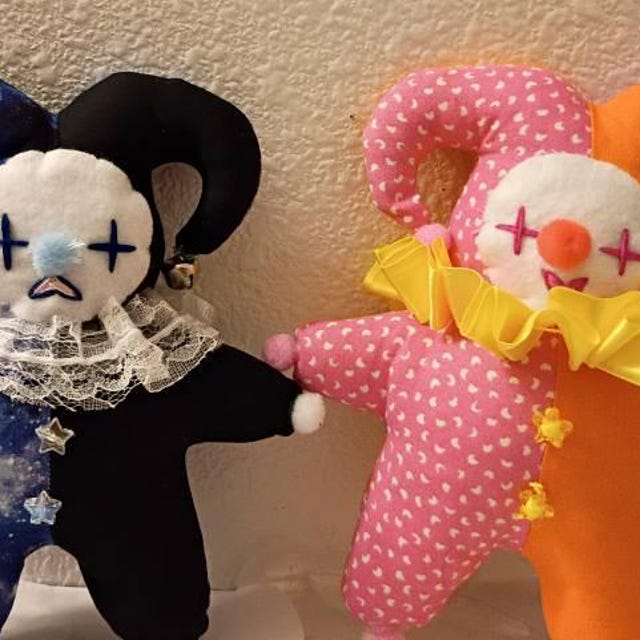 キッチュなパステルカラーのピエロ、人形、ヴィンテージ風、手作り