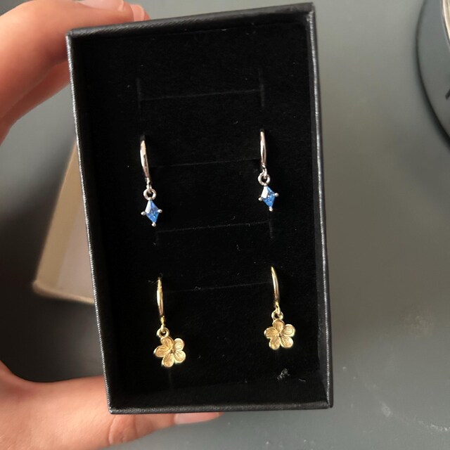 Kokoma Vintage Blue Daisy Flower Small Hoop Earrings For Women 925 Sterling Silver Daisy Huggie Hinged Hoops Cartilage Earrings Elegant Ear Jewelry Gifts For Birthday Party