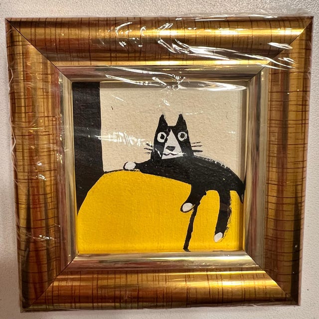 けい様　お取り置き中　自作絵画　黄色いソファ　猫とネズミの絵　買い物帰り 黄色い椅子に座るミニ黒猫の油絵：オリジナルの手作り額入りアート（2