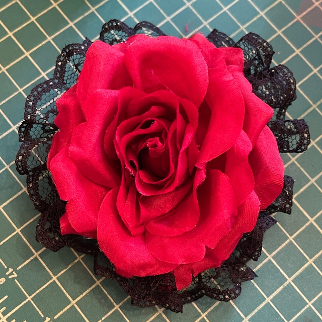ブローチ・コサージュ Red Silk Flower Brooch Red Ruby Satin Ribbon Flower Corsage Brooch 
