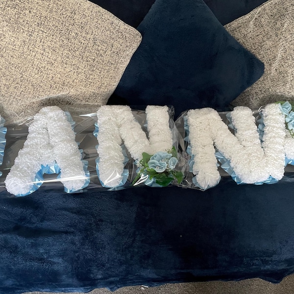 DAD SON MUM Funeral Flowers Artificial Silk Funeral Wreath – Custom 3-Letter Tribute For DAD, MUM, SON, NAN Flower Head Artificial Silk Floral Décor - Foto 2
