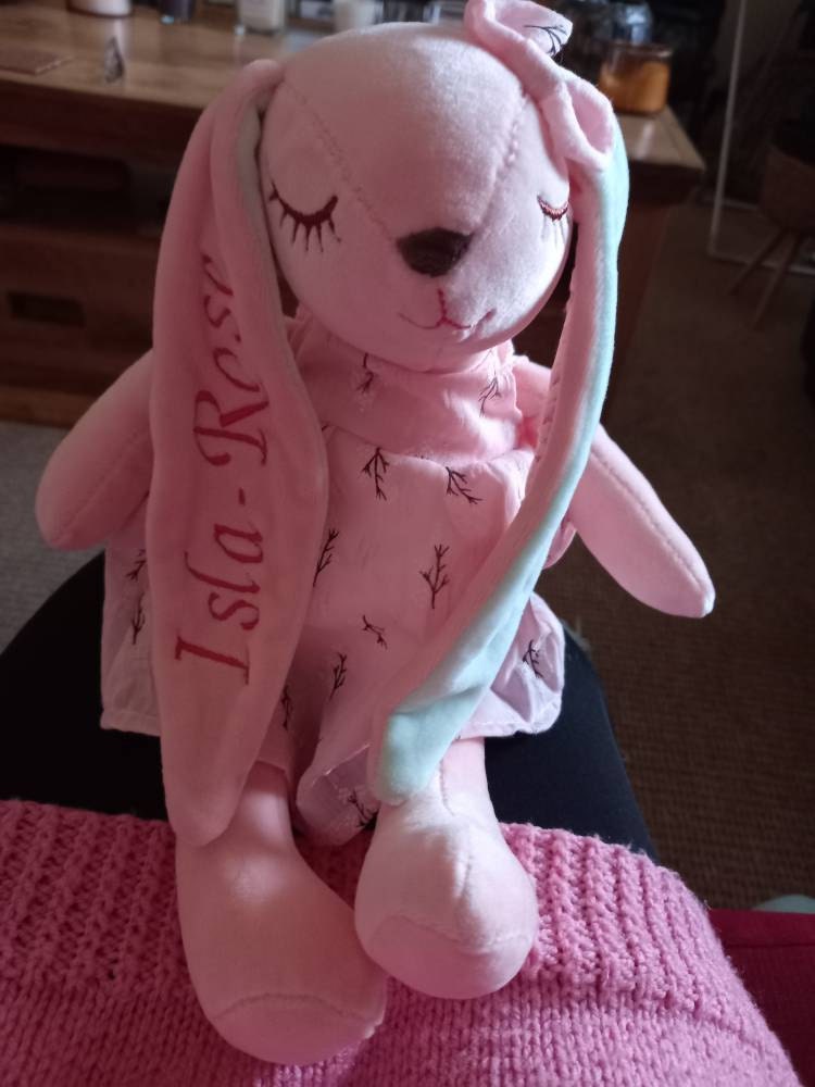 Entzückender personalisierter Hase: Ein aufmerksames Babyparty-Geschenk für Neugeborene - Personalisierter Hase mit Stickerei