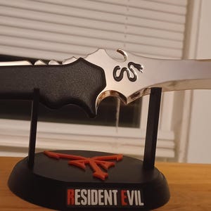手作りのRE4クラウザーナイフレプリカ：ディスプレイスタンド付き