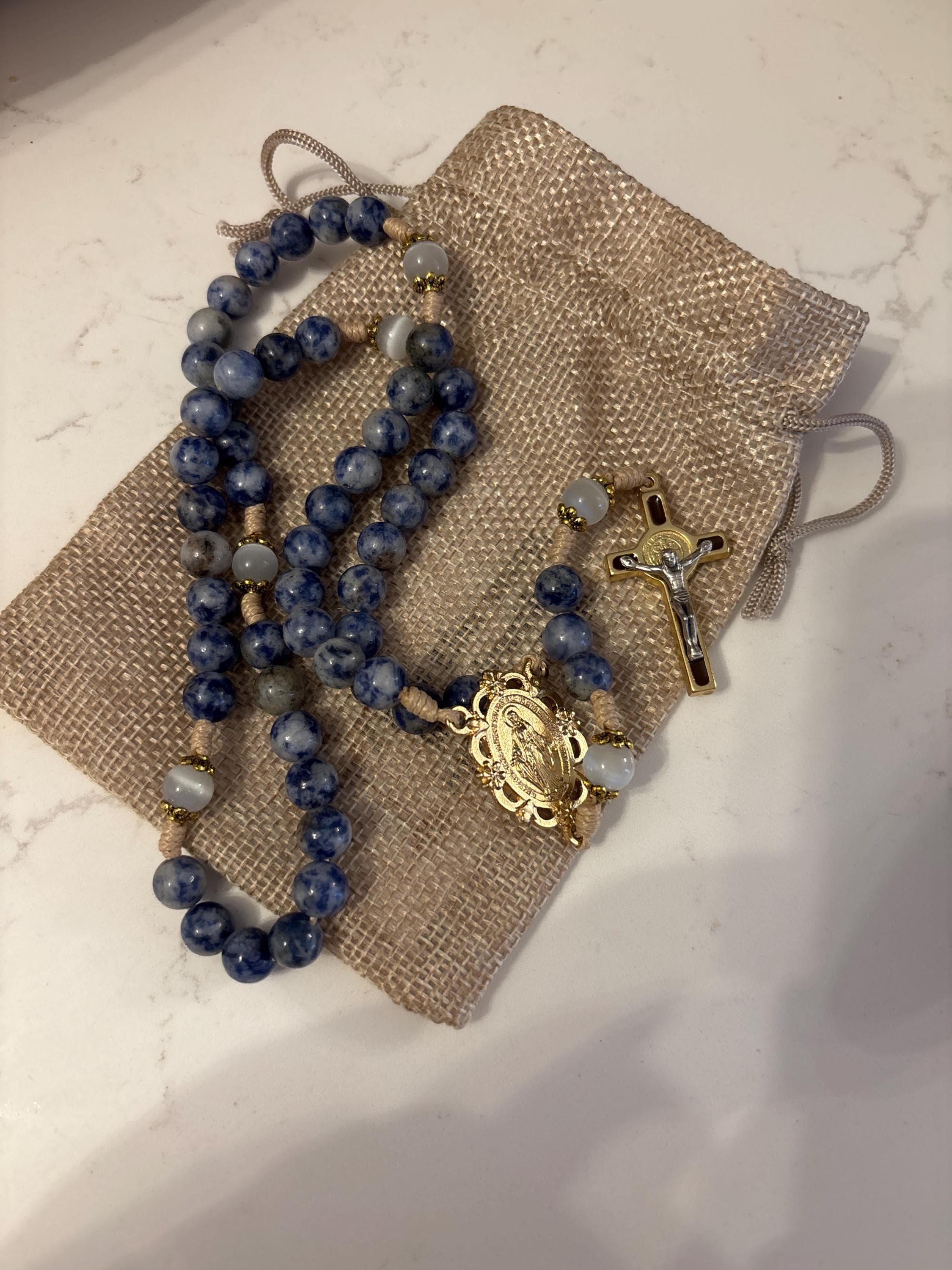 Wundertätiger Rosenkranz mit Medaille – handgefertigt mit blauen Steinperlen und strapazierfähiger Kordel – Gebet und Hingabe – Jesus, Maria und Josef, katholisches Geschenk zu Ostern