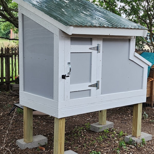 Small Flock Chicken Coop Plans - Simple, Strong and Easy to Make With ...