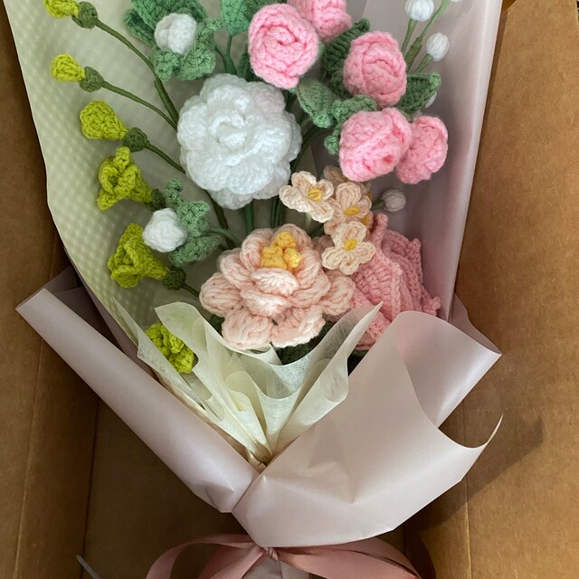 手作りかぎ針編みの花束：糸の花束、編み物のバラ、チューリップ