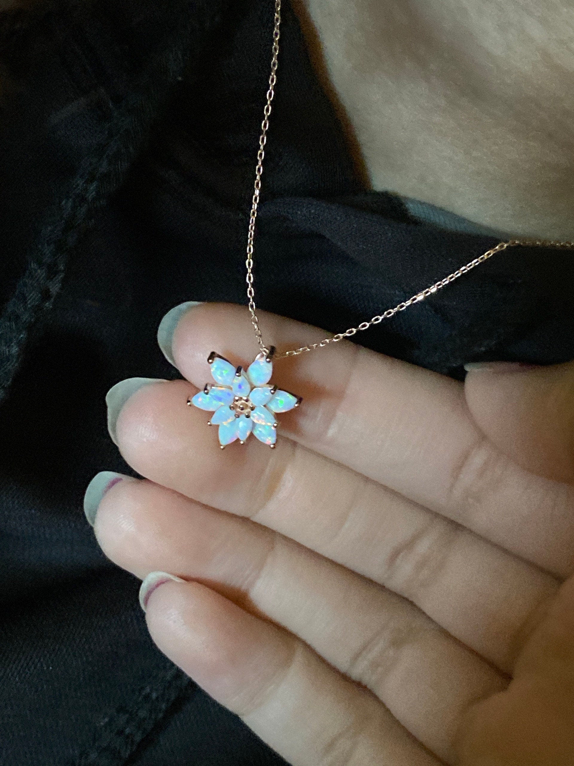 OpalBlumen Halskette, Zierliche Opal Halskette, OpalBlumen Halskette, Weiße Opal Halskette Gold, Muttertagsgeschenk, Brautjungfern Halskette, Geschenk für sie