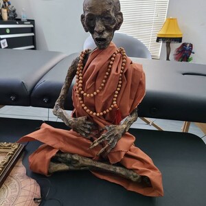 ミイラ化した僧侶の彫刻：ピグミーの奇妙な標本、高さ17インチ - Etsy 日本