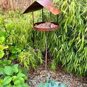 Mangiatoia Per Uccelli Da Giardino In Ferro Anticato Alta 130 Cm – Design Floreale Vintage Con Paletto
