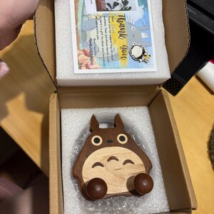 木製トトロ風スマホスタンド - かわいいスマホホルダー、アニメ好きへ