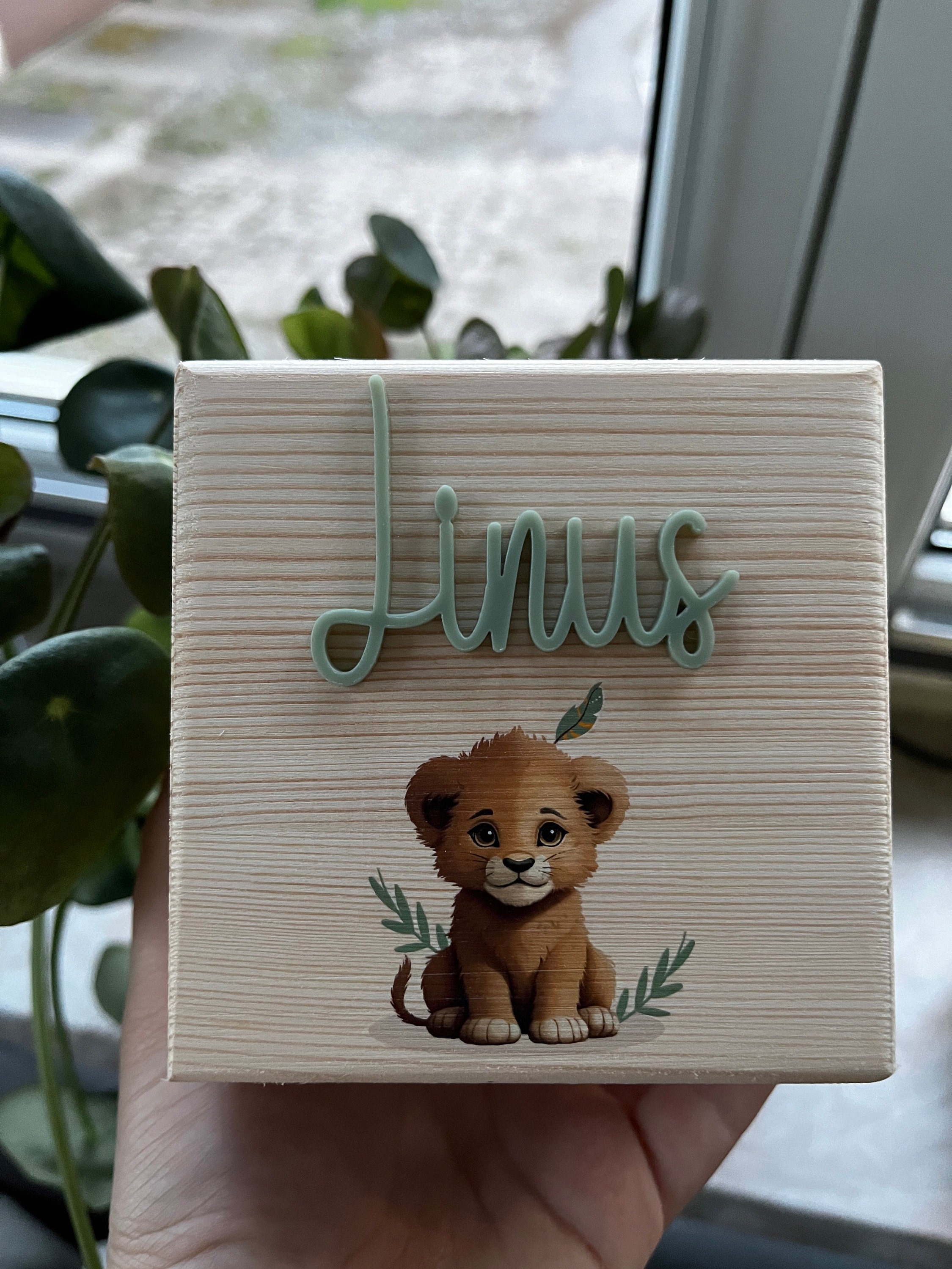 Personalized wooden money box for children: securely lockable and decorative. Ideal gift for birthdays, christenings or Easter.
