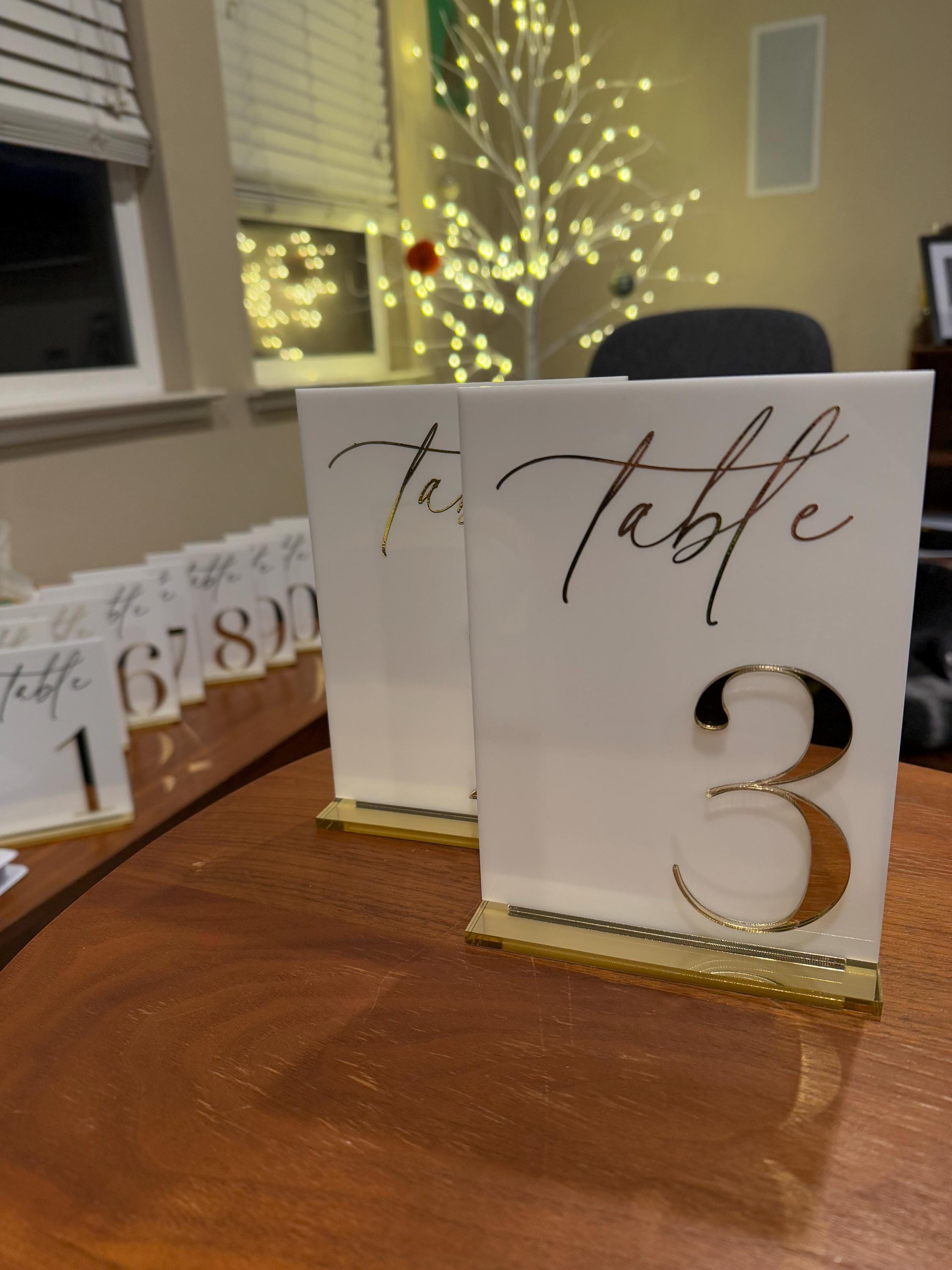 Tischnummern für Hochzeiten - Weiße Acryl-Tischschilder mit 3D-Goldspiegel - Tischdekoration für Hochzeiten - Tischnummern mit Ständern - Tischdekoration für Hochzeiten