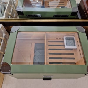 Cave à Cigares Klaro Military Glass Top - Vert Mat, Capacité 70-100 Cigares, Hygromètre Numérique, Cèdre Espagnol