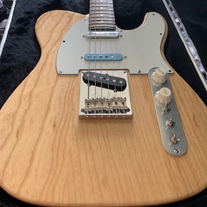 Camera Vuota Di Una Casa Con Pavimento In Laminato Scuro E Una Finestra In Alluminio Anodizzato Un Radiatore Basso Colore 267331792 - Foto 3