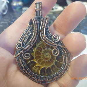 Ciondolo fatto a mano in fossile di ammonite avvolto in filo di