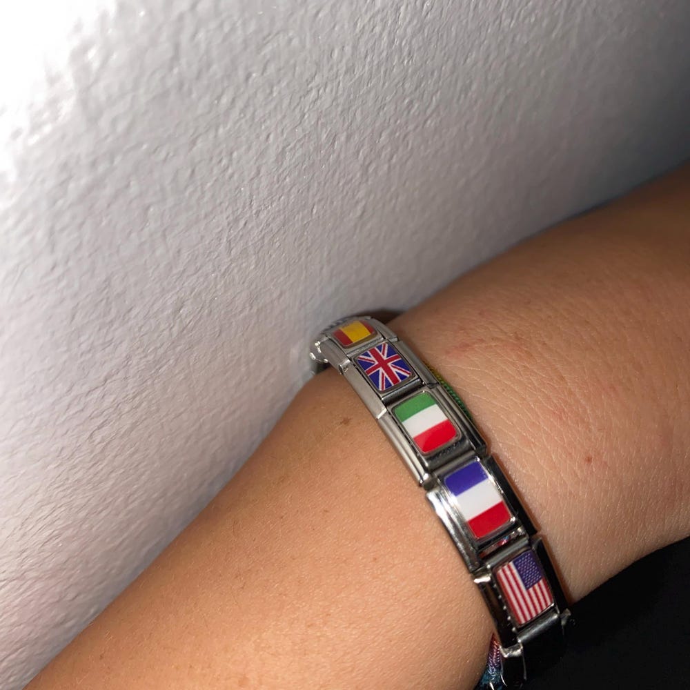 articolo conforme alla descrizione e alle foto. bandierine dei paesi ben realizzate e dettagliate. La venditrice è super disponibile e gentile, consiglio.