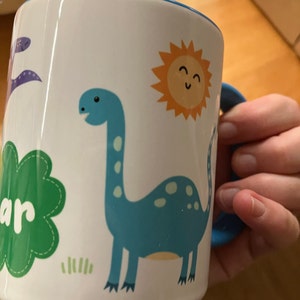 Personalisiertes Kindertasse Aus Kunststoff – Mit Dino & Schmetterling, Wunschname, 320 Ml, Henkel