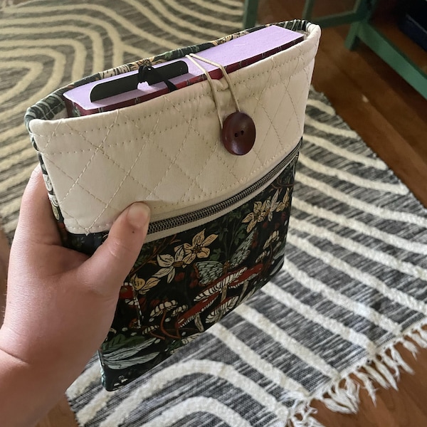 QUILTED BOOK CASE- WHITE FLORAL - DARLING EFFECT main image 1