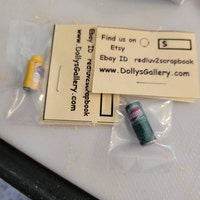 Dollhouse Miniature Baby Food Set Pink Bottle 1:12 In Scale D95 Dollys - Foto 6