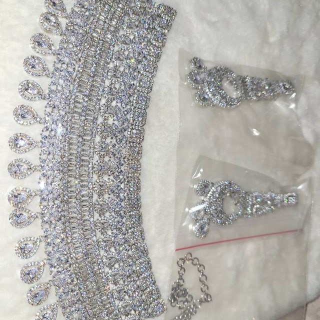 【専用】完売商品 choker v knit  ホワイト Bronwyn East to West Baguette Diamond Adjustable Choker