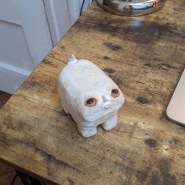 手作りの陶器製犬の置物：奇妙な彫刻アート - Etsy 日本