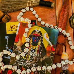 Rosaire Hindou KALI - Mala 108+1 Perles 8mm Crâne Sculpté - Fait Main Inde