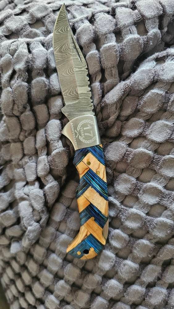 Handgemachtes Damast-Taschenmesser mit Olivenholzgriff, Geburtstagsgeschenk, Klappmesser, Bräutigamsmann-Geschenk, Jahrestag, Hochzeit, personalisiertes Geschenk für Männer