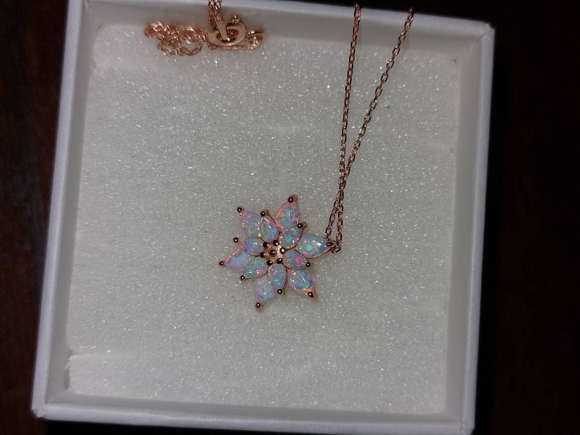 OpalBlumen Halskette, Zierliche Opal Halskette, OpalBlumen Halskette, Weiße Opal Halskette Gold, Muttertagsgeschenk, Brautjungfern Halskette, Geschenk für sie