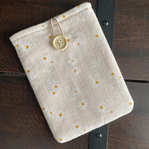 White Daisy Embroidered Book Sleeve - Padded Canvas Cover With Zipper & Front Pocket For Paperbacks & E-Readers