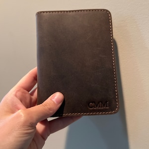 Monogram leather passport holder black – Totême