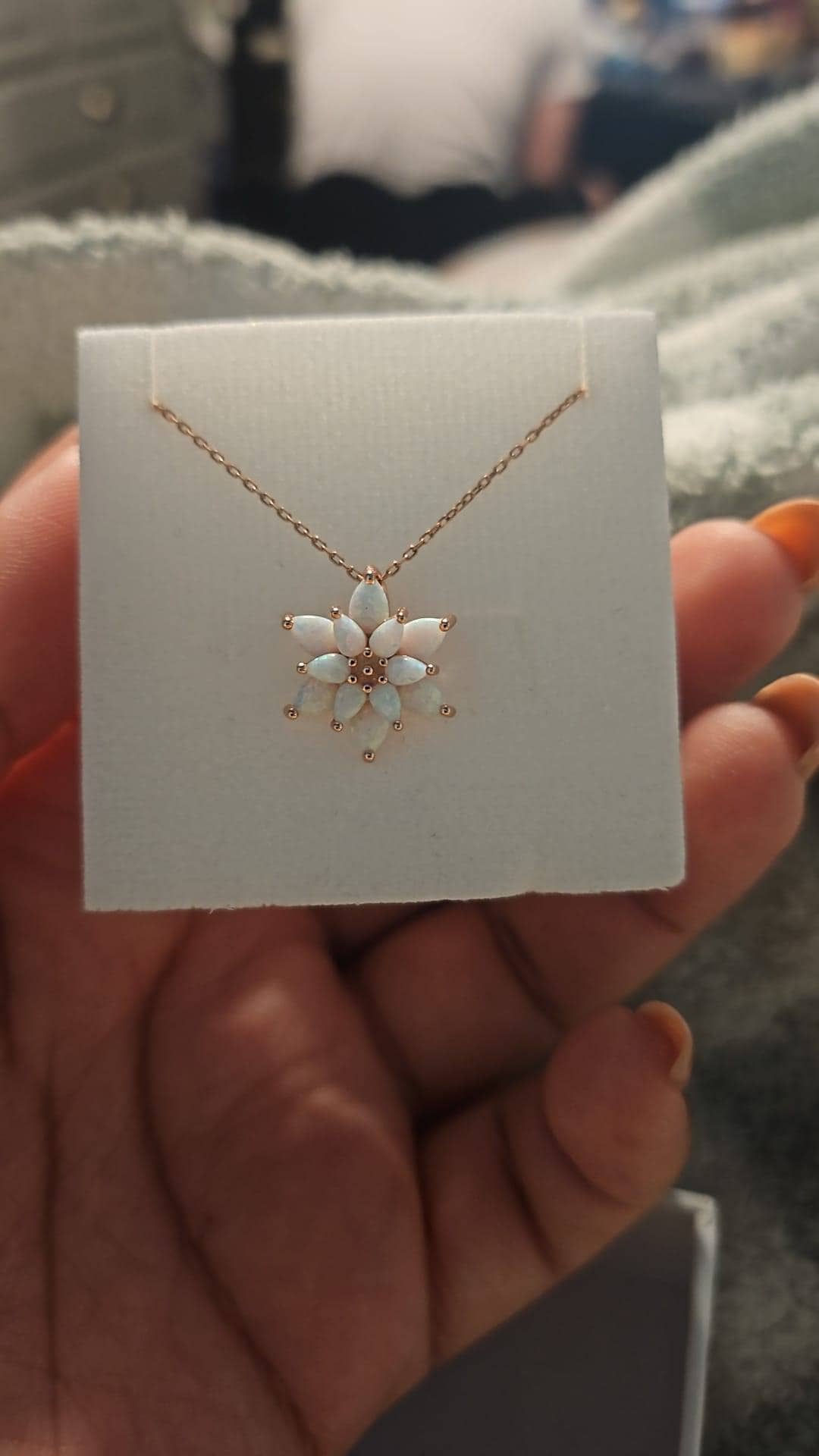 OpalBlumen Halskette, Zierliche Opal Halskette, OpalBlumen Halskette, Weiße Opal Halskette Gold, Muttertagsgeschenk, Brautjungfern Halskette, Geschenk für sie
