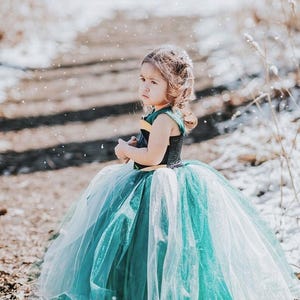 Abito da principessa verde smeraldo con coda lunga, Abito da principessa verde smeraldo con pizzo dorato, Abito Tiffany - Italia