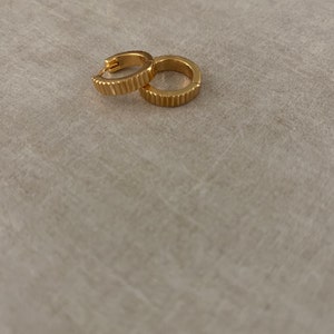 RIBBED HUGGIE EARRINGS - GOLD main image 1